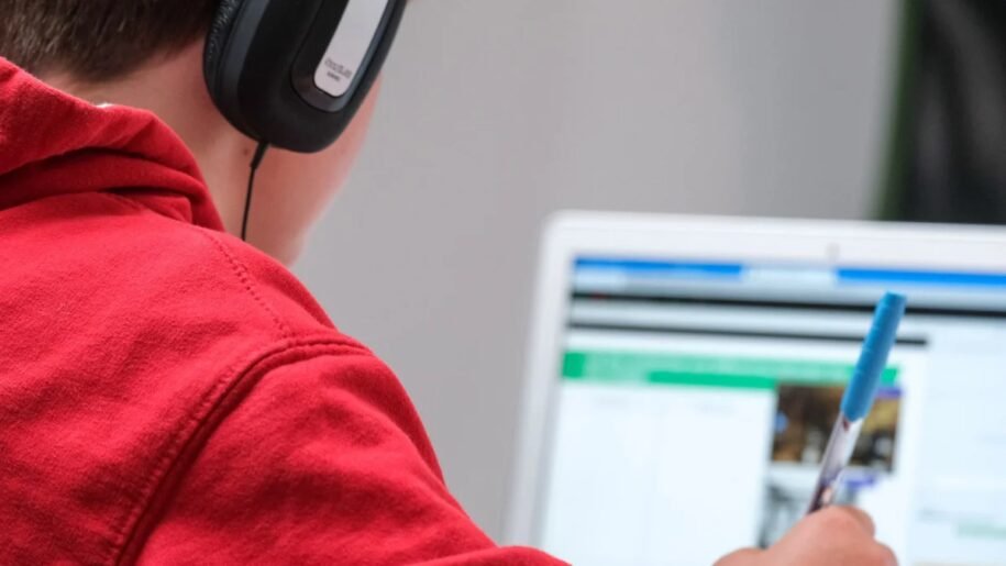Escolas repensam ensino inclusivo com tecnologia e IA para personalização urgente