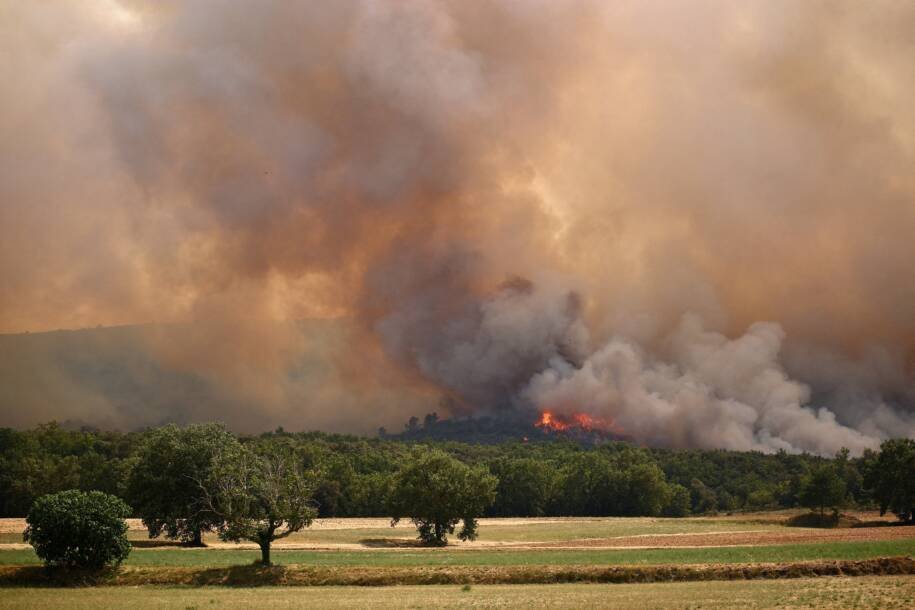 Espanha enfrenta incêndio devastador enquanto França lamenta mortes de brigadistas