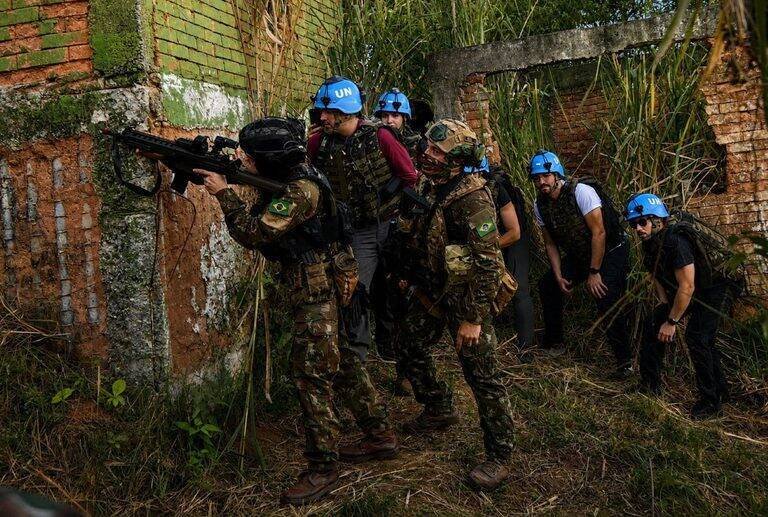 Exército Brasileiro prepara jornalistas em treinamento intenso no Rio de Janeiro