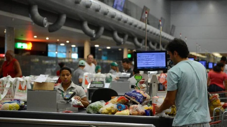 FGV IBRE revela queda na confiança do consumidor e preocupa com orçamento familiar