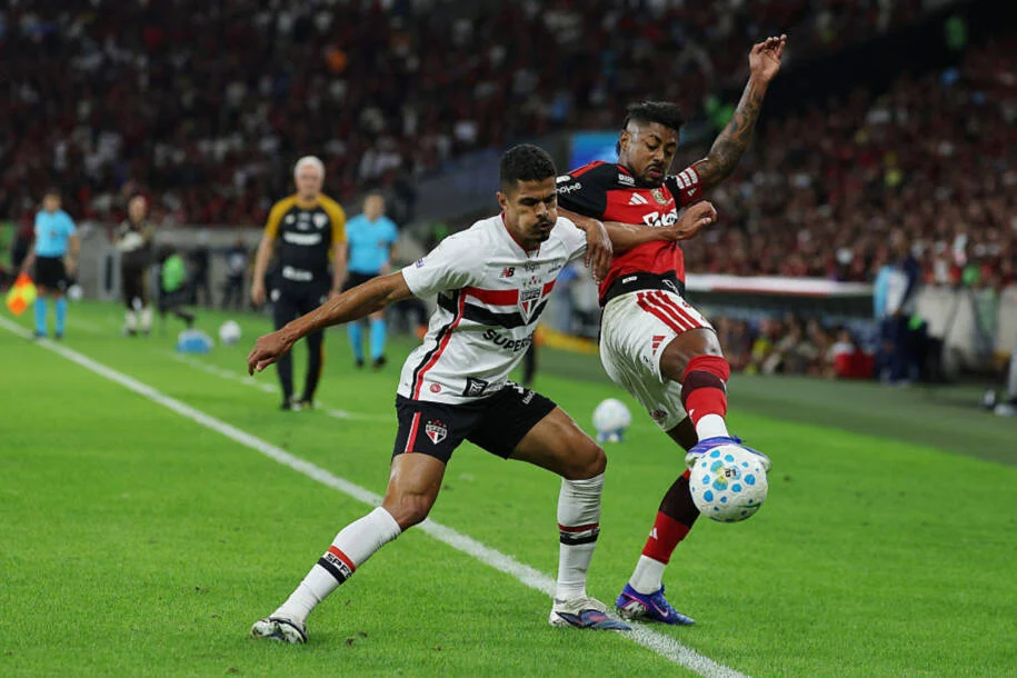 Flamengo e São Paulo empatam em jogo tenso no Maracanã; Osorio brilha