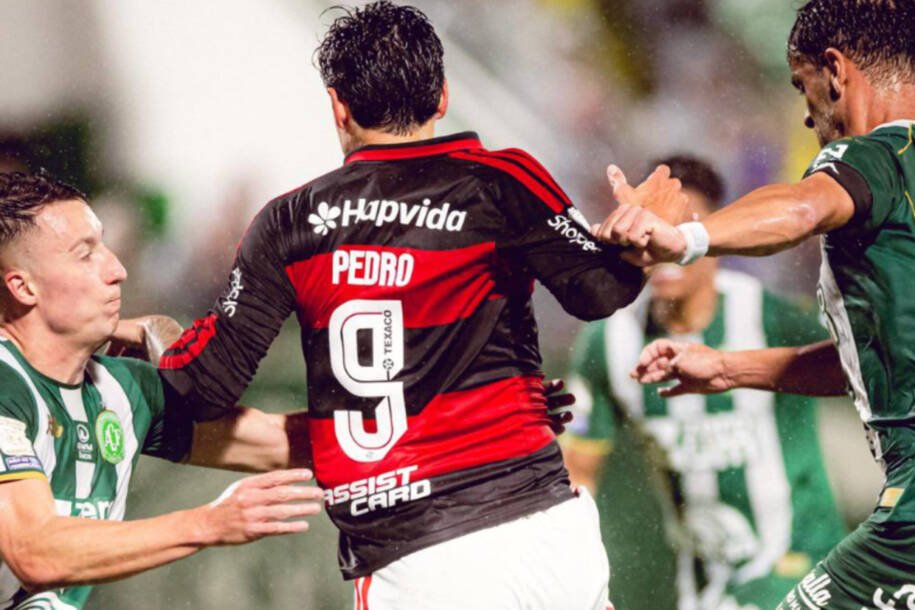 Flamengo vence Chapecoense por 4 a 0 e mantém pressão no líder Palmeiras