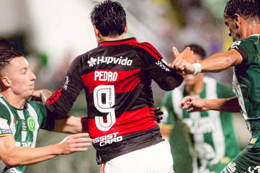 Flamengo vence Chapecoense por 4 a 0 e mantém pressão no líder Palmeiras