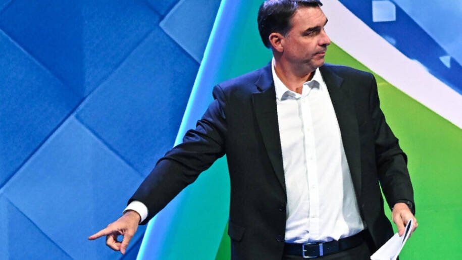 Flávio Bolsonaro aciona MP contra promotora que criticou menção a Deus no RJ