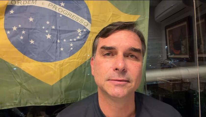 Flávio Bolsonaro aguarda definição de vice enquanto Centrão hesita em apoiar