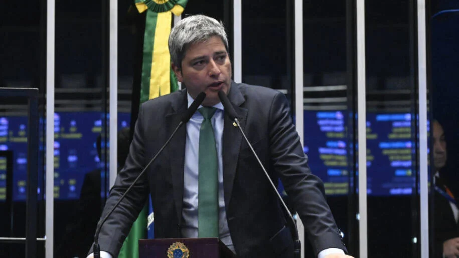 Flávio Bolsonaro anuncia Carlos Portinho como pré-candidato ao Senado no RJ
