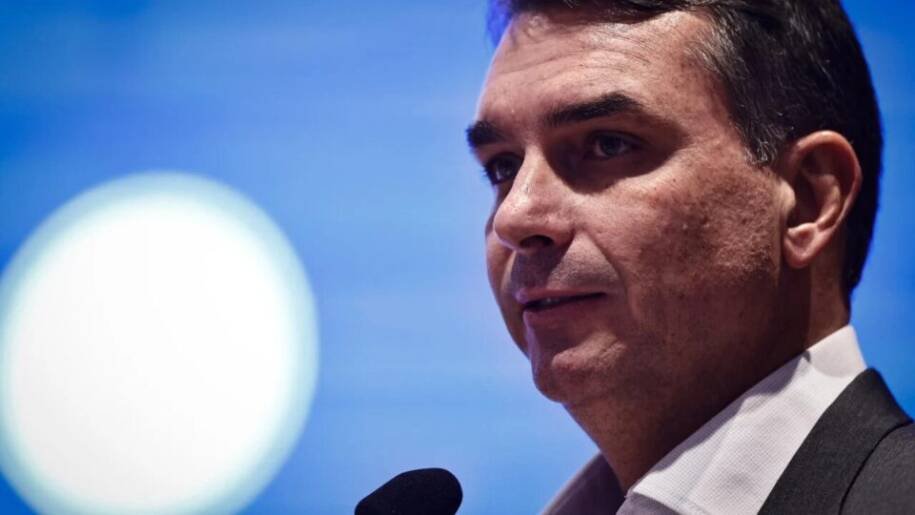 Flávio Bolsonaro defende liberdades e critica governo Lula na corrida presidencial