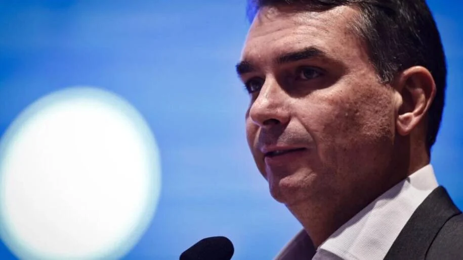 Flávio Bolsonaro defende liberdades e critica governo Lula na corrida presidencial