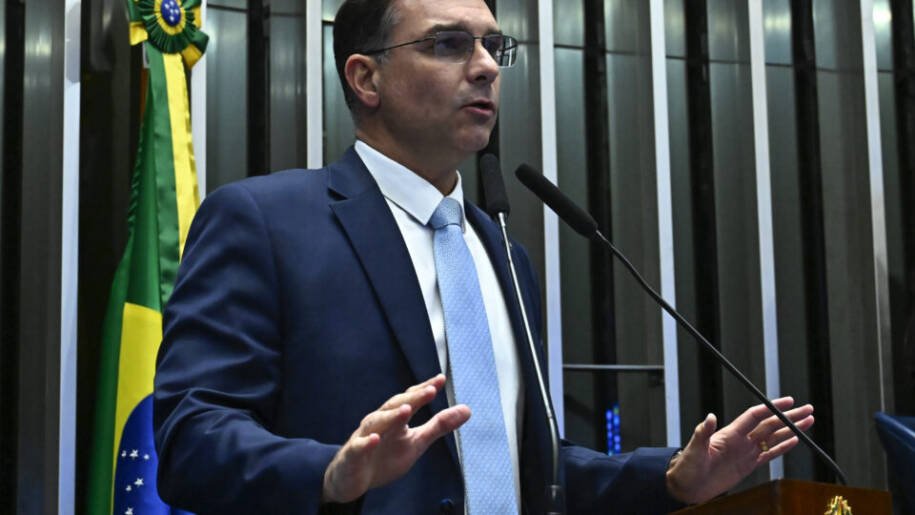 Flávio Bolsonaro denuncia manobras de Moraes e Dino em ataque ao TSE