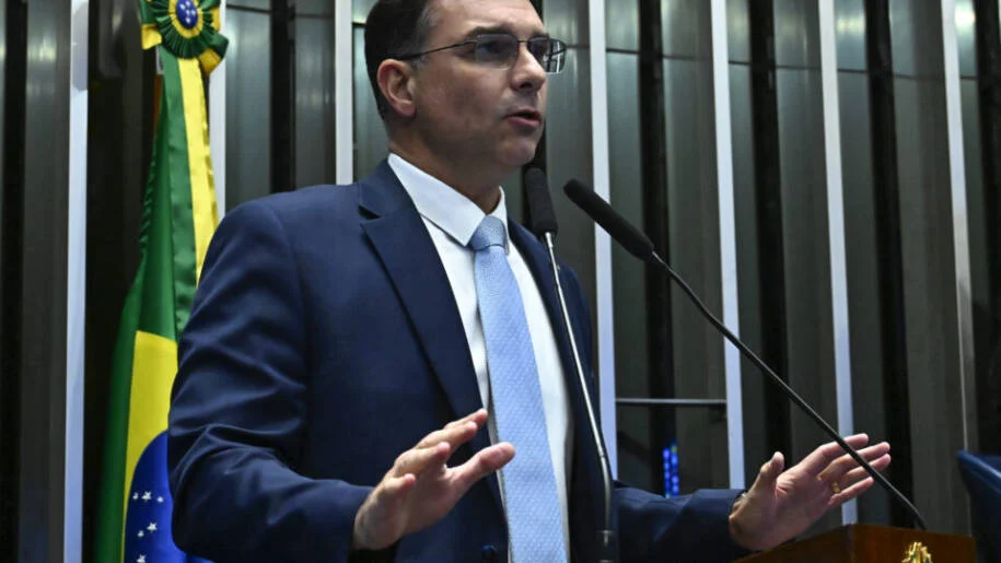 Flávio Bolsonaro denuncia manobras de Moraes e Dino em ataque ao TSE