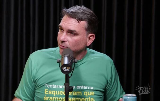 Flávio Bolsonaro ignora vídeo de Michelle e critica tarifas de Trump em podcast