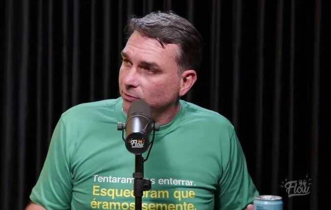 Flávio Bolsonaro ignora vídeo de Michelle e critica tarifas de Trump em podcast