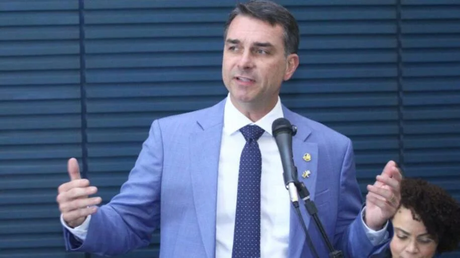 Flávio Bolsonaro lança ‘Plano Brasil por Elas’ com foco em proteção e empreendedorismo