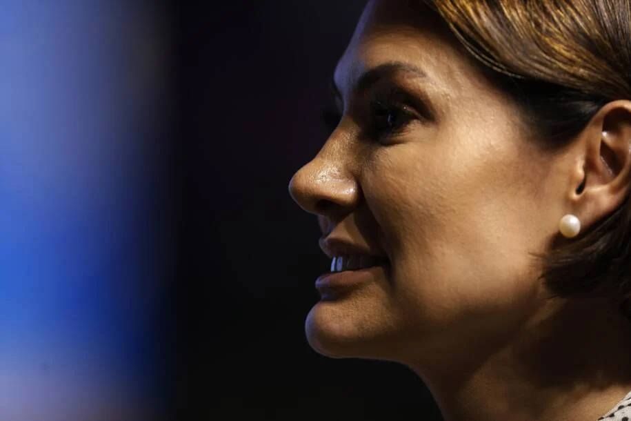 Flávio Bolsonaro pede desculpas a Michelle enquanto crise se agrava e candidatura balança