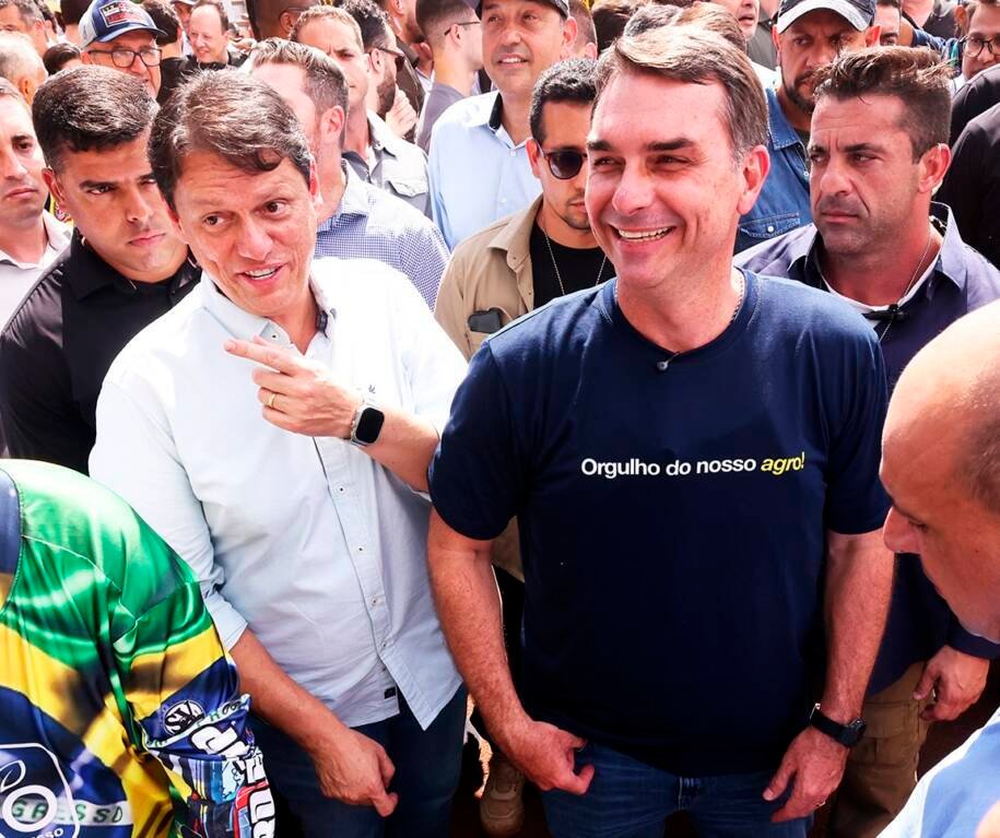 Flávio Bolsonaro pede observadores internacionais e Tarcísio critica debate sobre urnas
