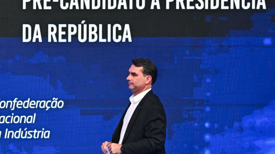 Flávio Bolsonaro pede suspensão de tarifas dos EUA e desafia narrativa de Lula sobre soberania
