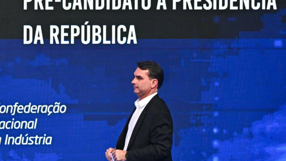 Flávio Bolsonaro pede suspensão de tarifas dos EUA e desafia narrativa de Lula sobre soberania