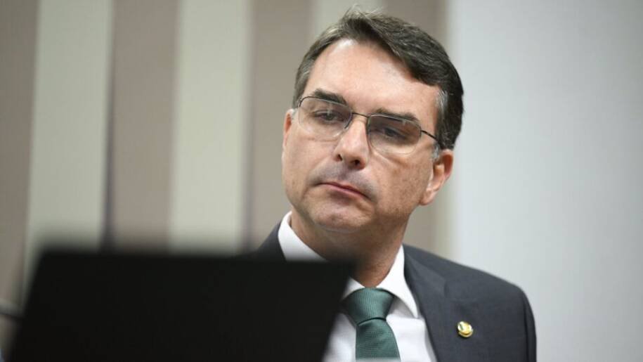 Flávio Bolsonaro perde apoio e fica atrás de Lula em pesquisa Genial/Quaest