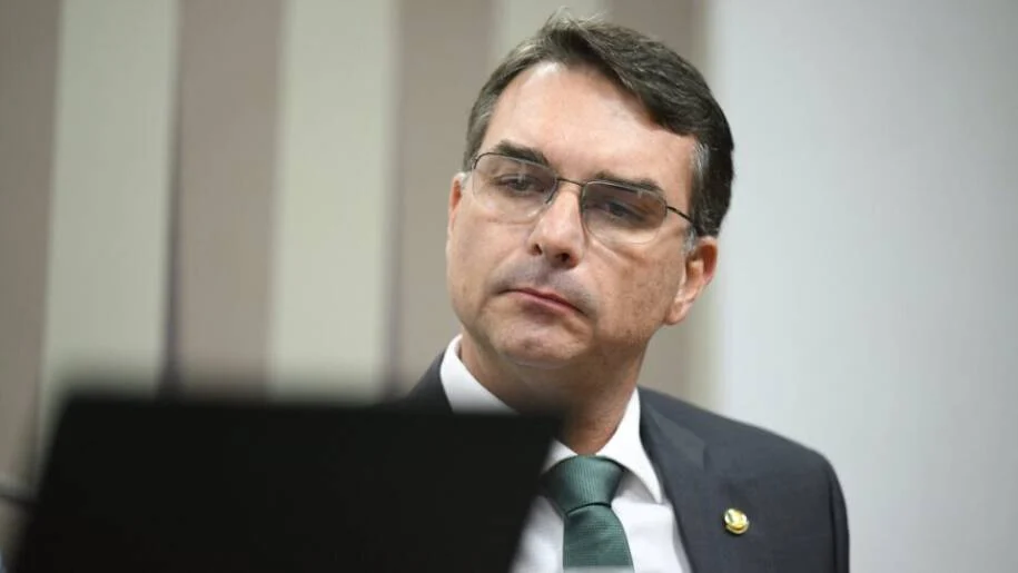 Flávio Bolsonaro perde apoio e fica atrás de Lula em pesquisa Genial/Quaest