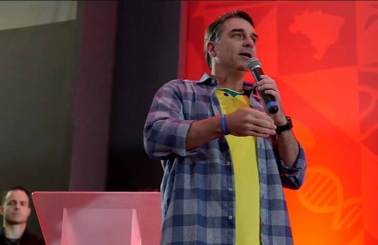 Flávio Bolsonaro pressiona Michelle por apoio e gera crise familiar no PL