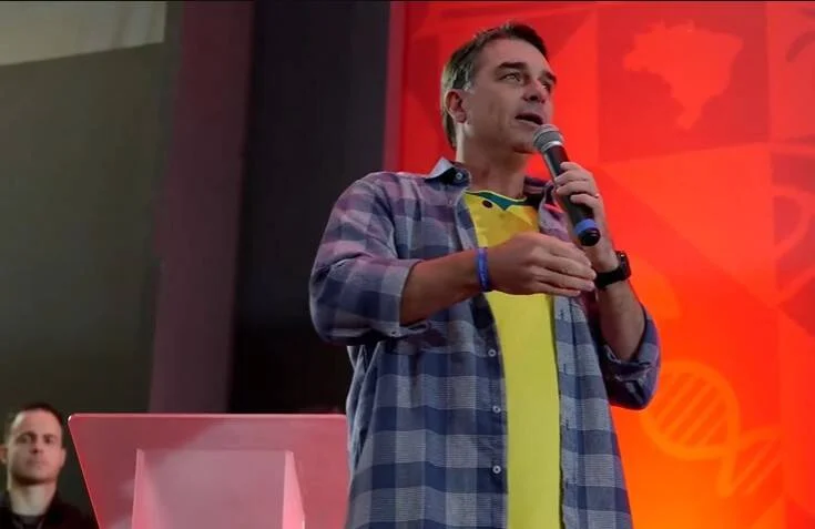 Flávio Bolsonaro pressiona Michelle por apoio e gera crise familiar no PL