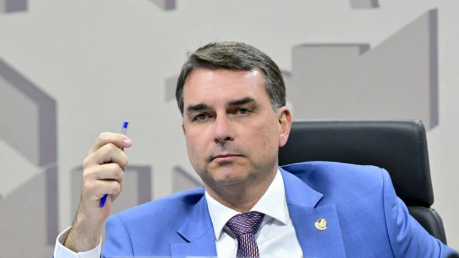Flávio Bolsonaro promete espelhar gestão de Jair e critica STF em entrevista