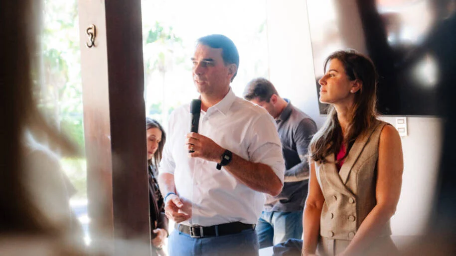 Flávio Bolsonaro repudia declaração machista de Paulo Figueiredo sobre mulheres