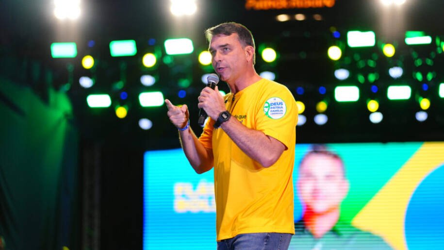 Flávio Bolsonaro tenta reaproximação com Michelle após sugestão de Valdemar