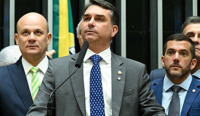 Flávio Bolsonaro testa nomes para vice após desgaste com Michelle em pesquisa