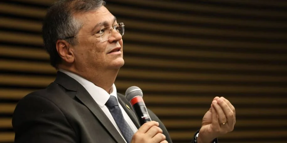 Flávio Dino envia explicações de partidos à PF após bloqueio de R$ 119 milhões