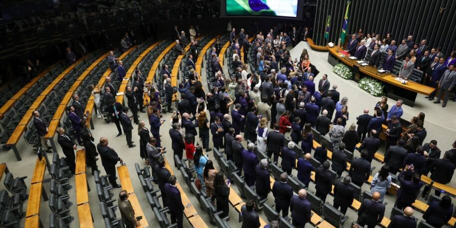 Flávio Dino exige explicações de partidos sobre emendas e gera tensão no Congresso