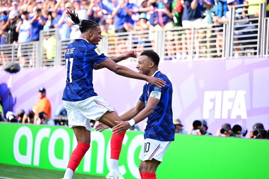 França destrói Suécia e avança às oitavas com ataque histórico na Copa