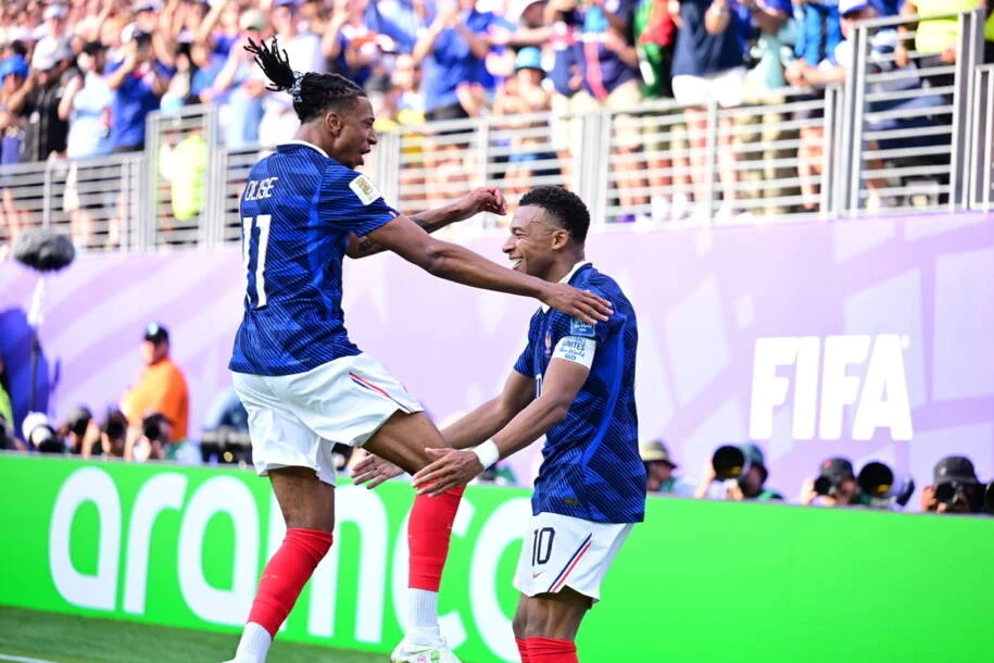 França destrói Suécia e avança às oitavas com ataque histórico na Copa