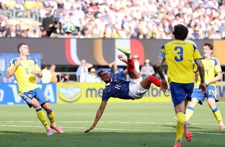 França elimina Suécia e se destaca com Mbappé após quedas da Alemanha e Holanda