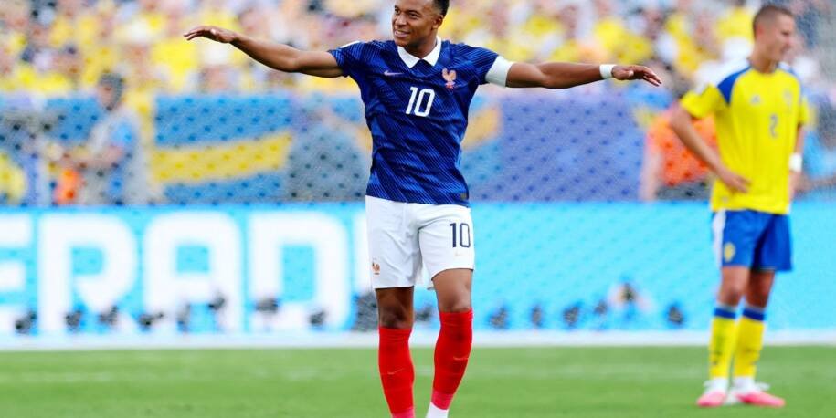 França vence Suécia por 3 a 0 e Mbappé brilha como artilheiro histórico