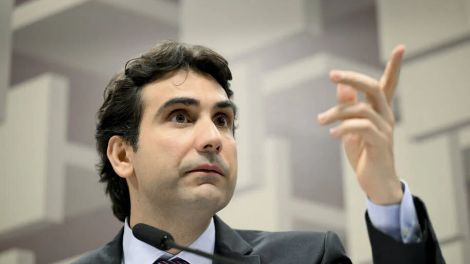 Gabriel Galípolo alerta que BC manterá Selic alta para combater inflação em 2026