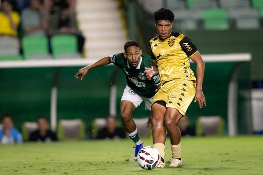 Goiás e Sport empatam em jogo emocionante na Serrinha com gol de Djalma Silva