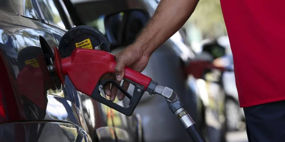 Governo adia decisão sobre aumento do etanol na gasolina e gera tensão no setor