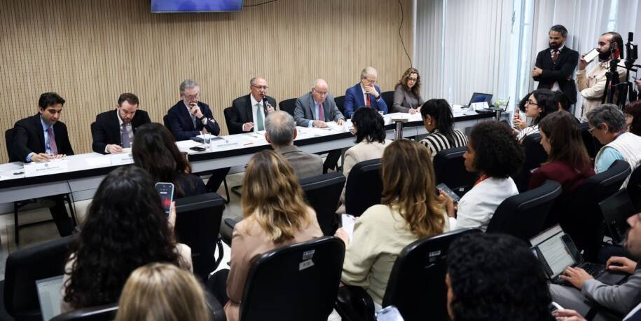 Governo Brasileiro Reage ao Tarifaço dos EUA com Novo Programa de Socorro