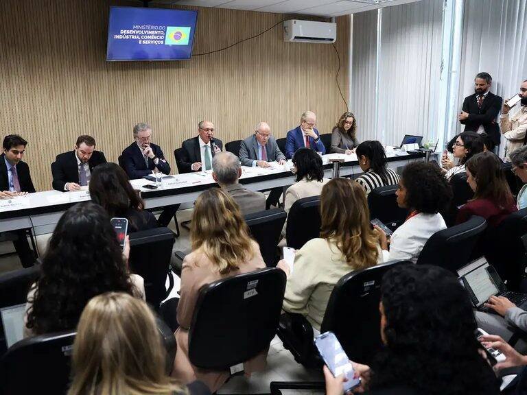 Governo Brasileiro Rebate Tarifa de 25% dos EUA e Destaca Superávit Bilionário