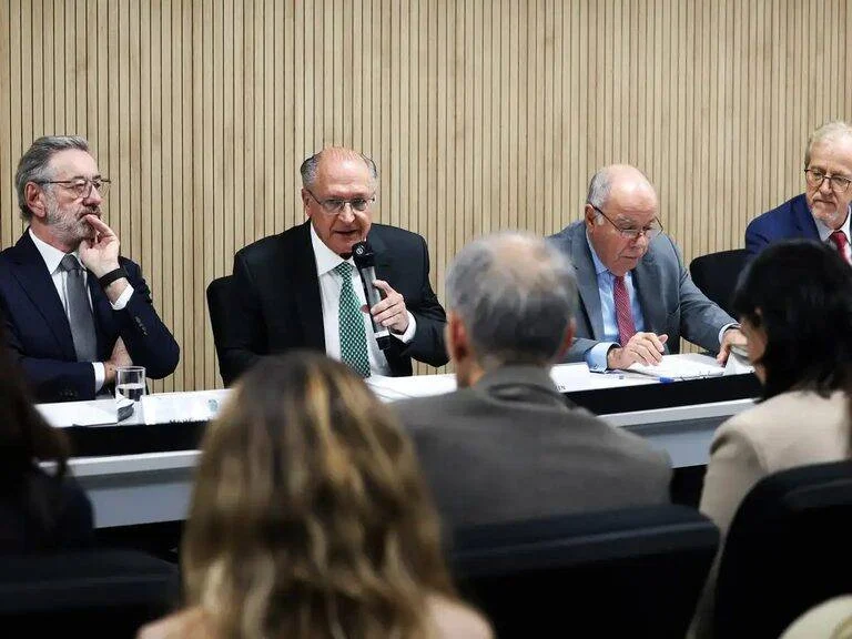 Governo Federal reage e estrutura apoio para 2,4 mil empresas afetadas por tarifas dos EUA