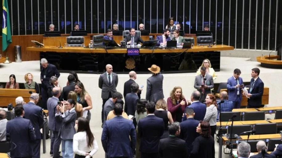 Governo Lula intensifica defesa do PL 4.675/2025 e gera críticas sobre transparência