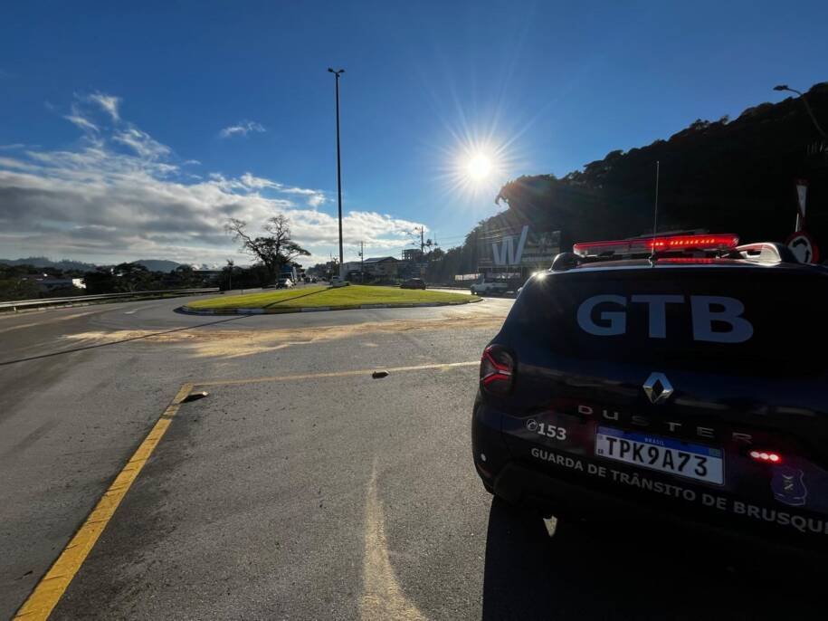 Guarda de Trânsito de Brusque alerta para risco após derramamento de óleo