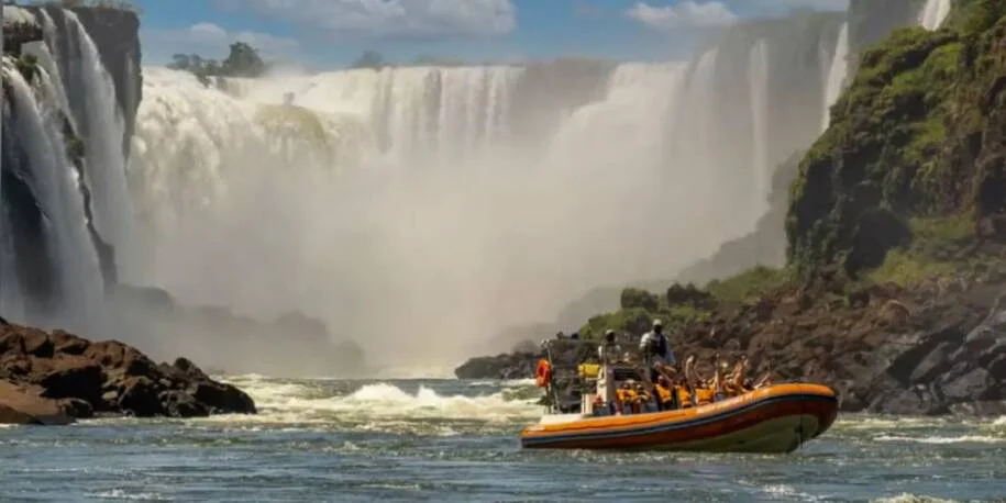 Holandês morre em passeio de barco nas Cataratas do Iguaçu e ICMBio suspende atividades