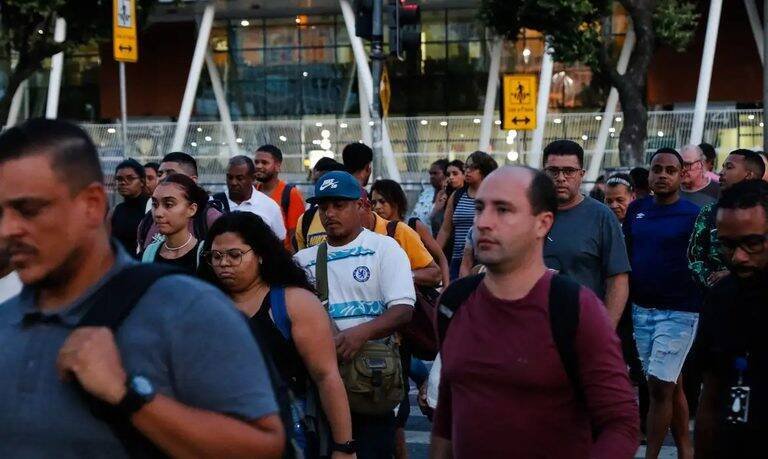 IBGE revela que taxa de desemprego cai para 5,4% e surpreende Brasil