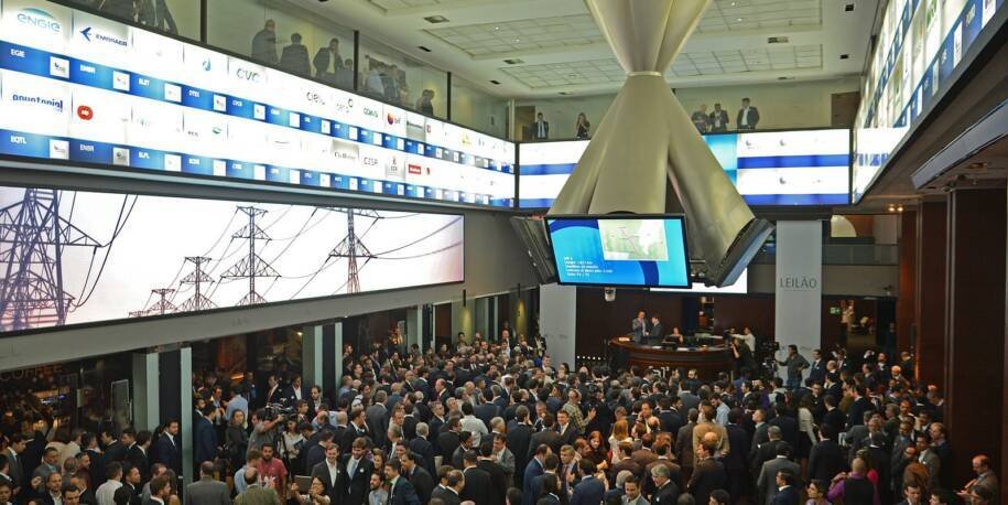 Ibovespa dispara para 174 mil pontos e dólar recua com expectativa de Selic