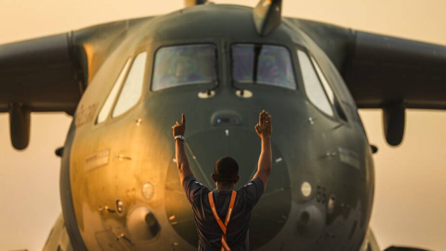 Indústria bélica brasileira cresce com Embraer e Taurus em meio a tensões globais