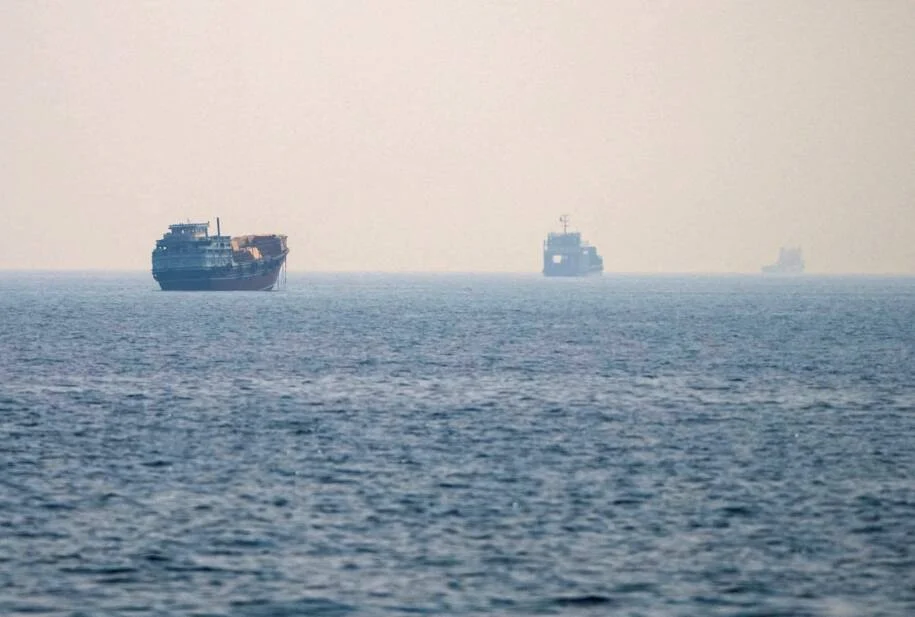 Irã fecha Estreito de Ormuz após ataque à embarcação; EUA respondem com ofensiva
