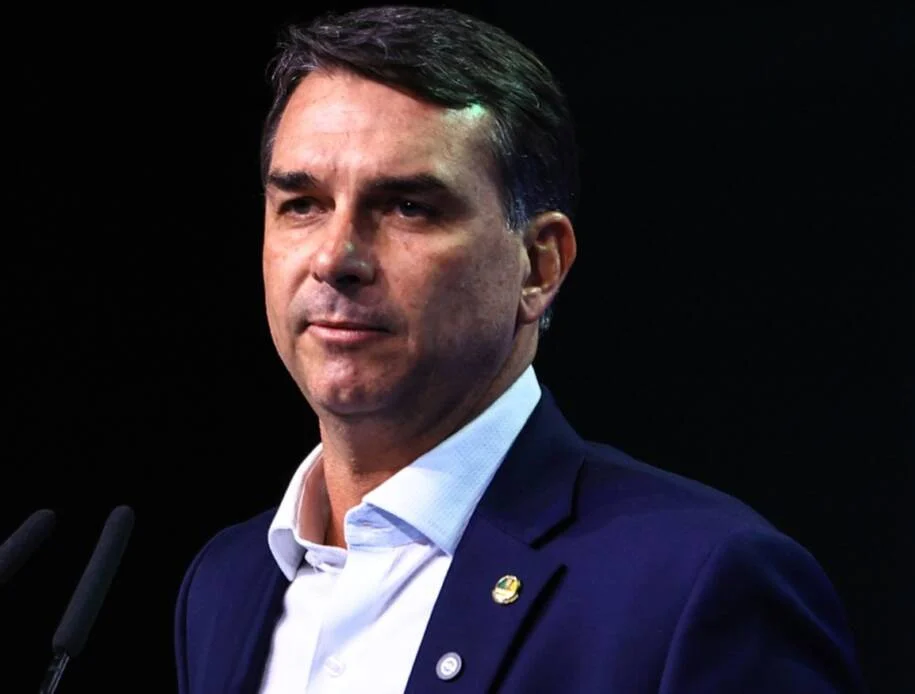 Jair Bolsonaro oficializa Flávio como porta-voz e pede unidade em carta