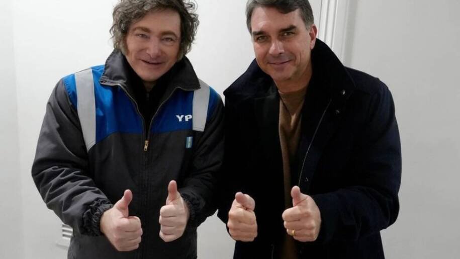 Javier Milei visita Brasil e Flávio Bolsonaro busca apoio internacional em São Paulo